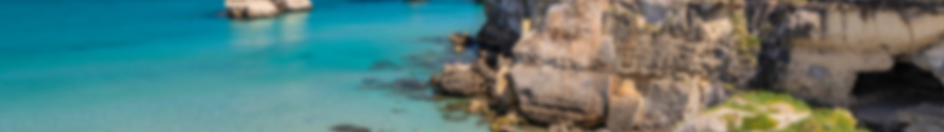Scogliera con mare cristallino e rocce, paesaggio costiero suggestivo.